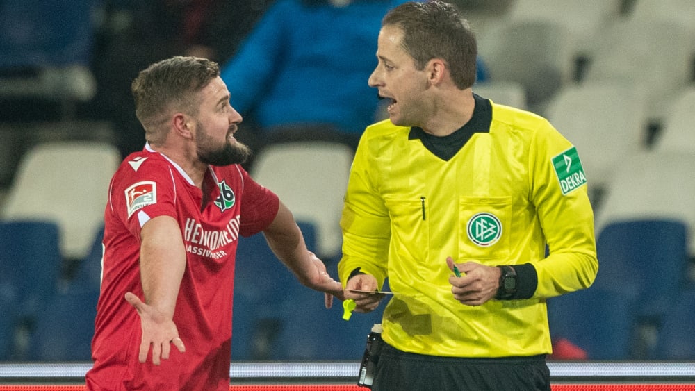 Marc Stendera und Schiedsrichter Martin Thomsen