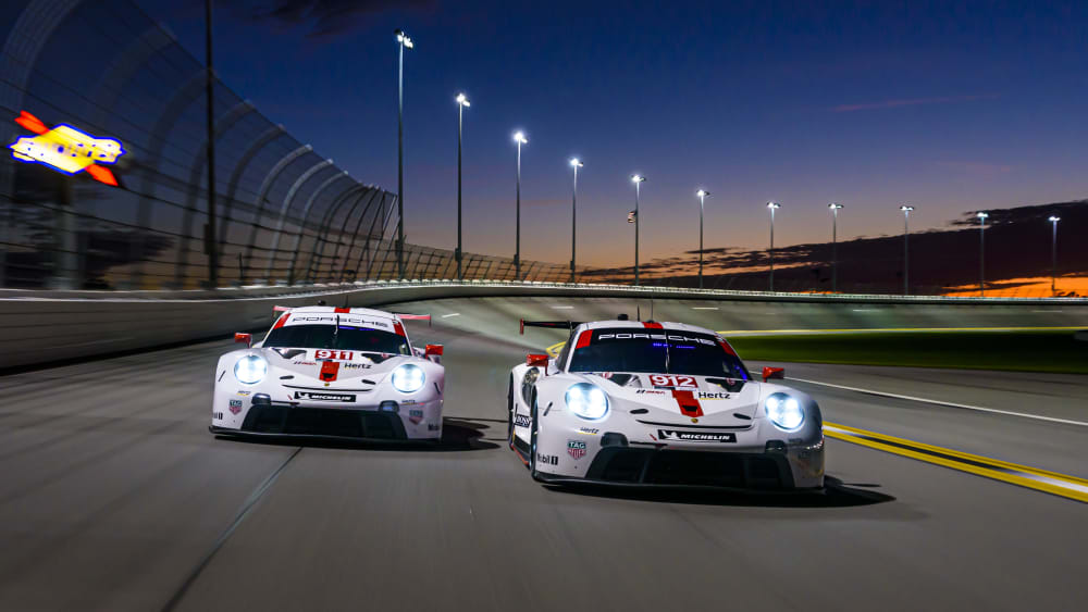 Porsche geht mit Earl Bamber/Laurens Vanthoor/Mathieu Jaminet (Auto mit der Startnummer 912) sowie Nick Tandy/Frederic Makowiecki/Matt Campbell (911) an den Start.
