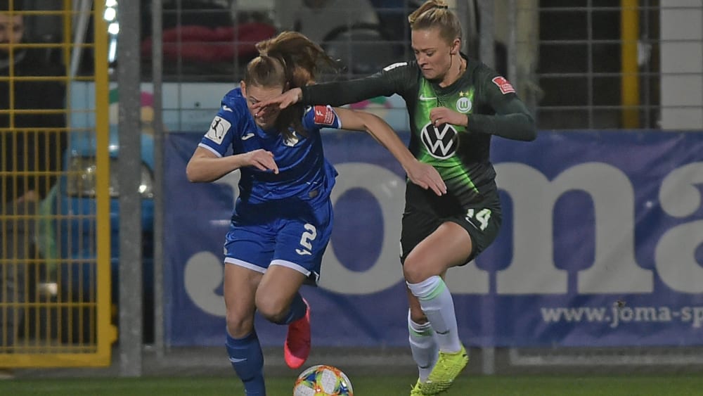 Hoffenheims Sarai Linder wird von VfL-Torschützin Fridolina Rolfö gestoppt.