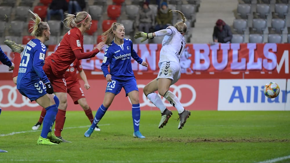 Die Entscheidung: Die Münchnerin Ilestedt trifft per Kopf zum 2:0 gegen Freiburg.
