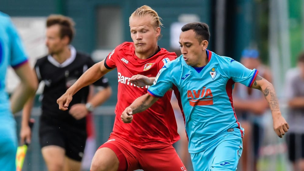 Joel Pohjanpalo gegen Fabian Orellana (re.)