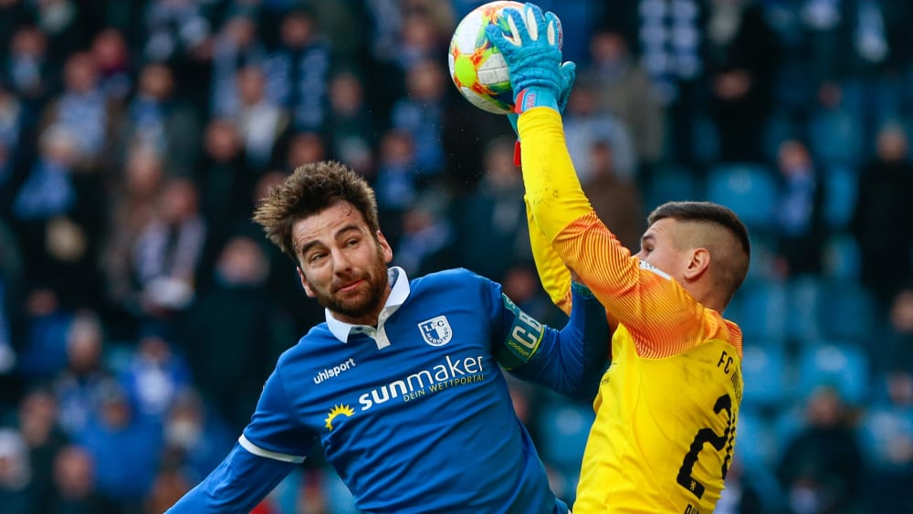 Magdeburgs Christian Beck gegen Ingolstadts Torwart Fabijan Buntic.