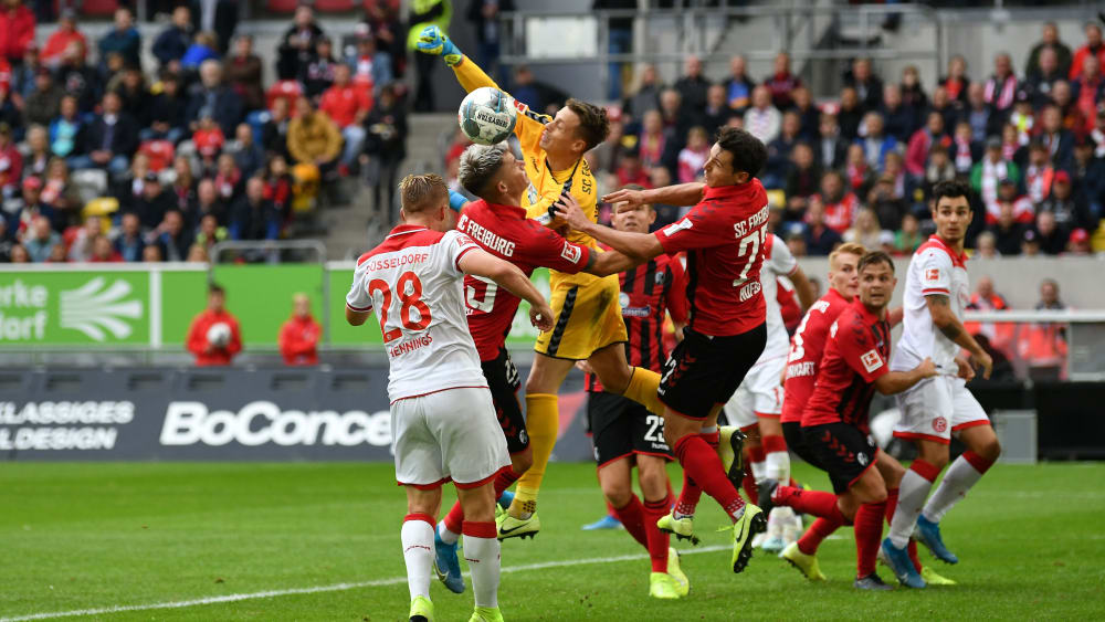 Folgenschwerer Fehler: Freiburgs Schwolow fliegt vorbei, Hennings (#28) nickt zum zwischenzeitlichen 1:0 ein.