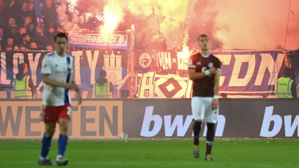 Pyro-Chaos am Rande des Hamburger Stadtderbys.
