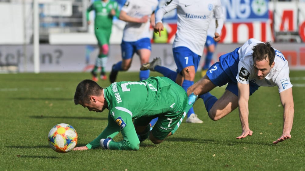 Stefan Lex (li.) und Meppens Steffen Puttkammer im Zweikampf