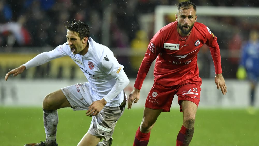 Sead Hajrovic (re.) gegen Saleh Chihadeh vom FC Thun