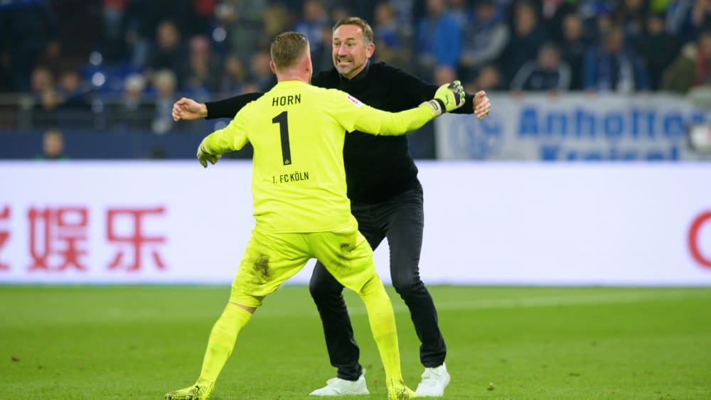 Schlussjubel: Timo Horn und Achim Beierlorzer (r.) freuen sich über das Remis auf Schalke.