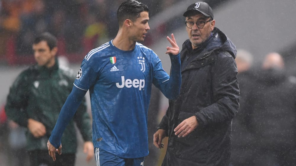 Cristiano Ronaldo ist Spieler und Maurizio Sarri Trainer von Juventus.