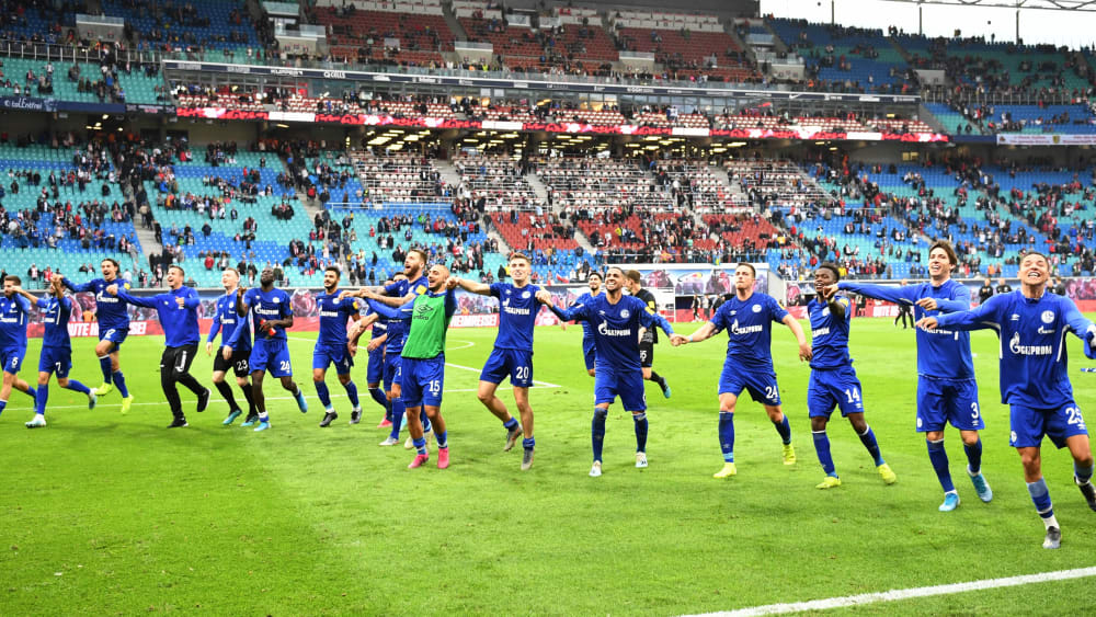Kollektiver Jubel: Schalkes Mannschaft feiert den Auswärtssieg in Leipzig mit den Fans.