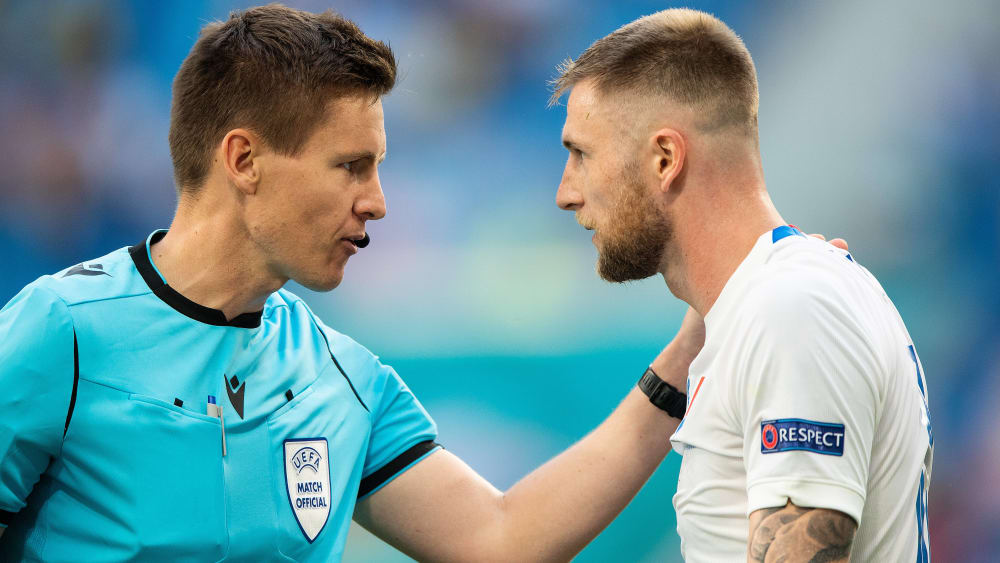 Referee Daniel Siebert pfeift EM-Achtelfinale Wales gegen ...