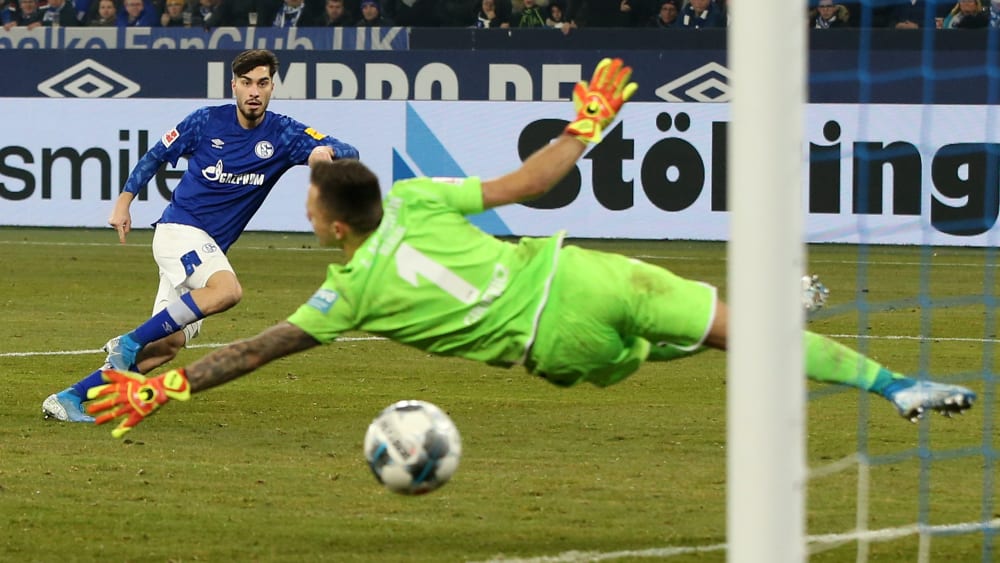 Sein fünfter Streich: Suat Serdar lässt Union Berlins Keeper Rafal Gikiewicz keine Chance.