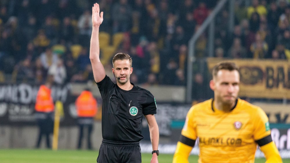 Michael Bacher annulliert das Tor von Patrick Schmidt