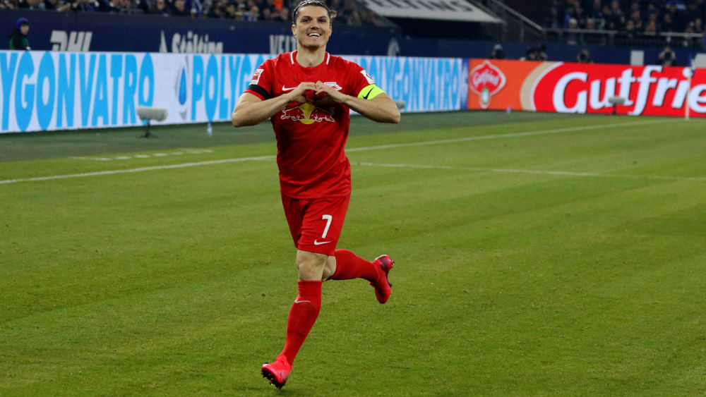 Leipzigs Marcel Sabitzer freut sich über sein frühes 1:0 auf Schalke.