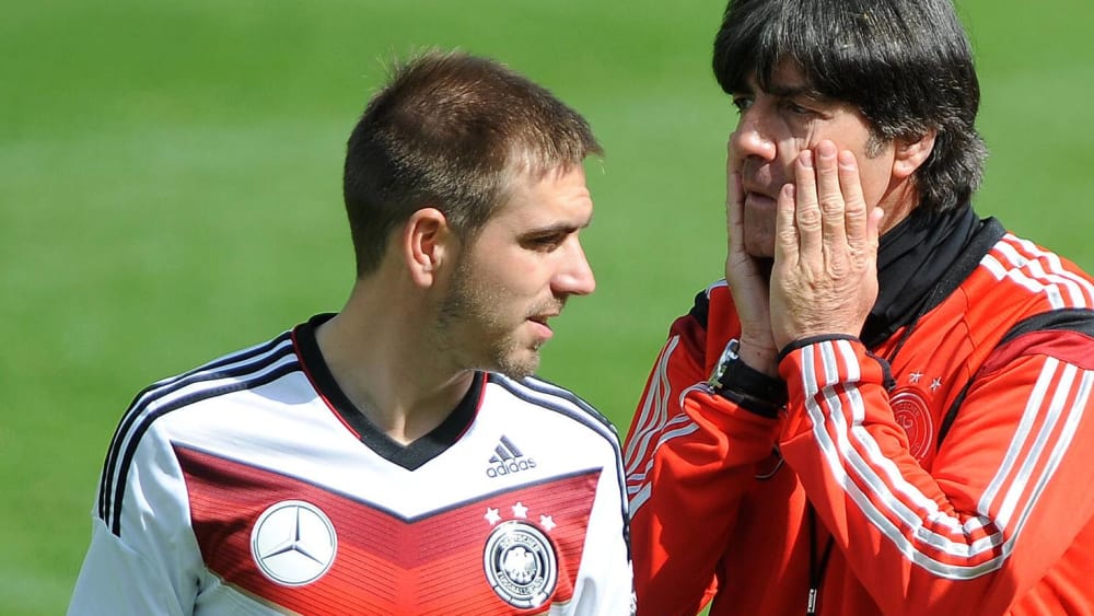 Philipp Lahm (links) und Bundestrainer Joachim Löw