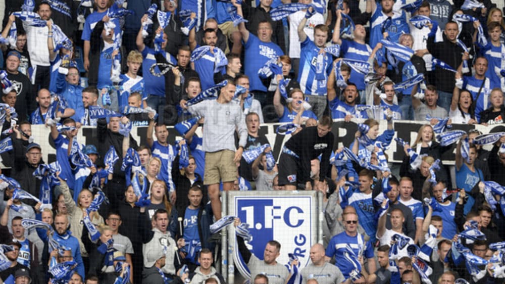 Dürfen demnächst auch wieder zum Hüpfen ansetzen: Die Fans des 1. FC Magdeburg