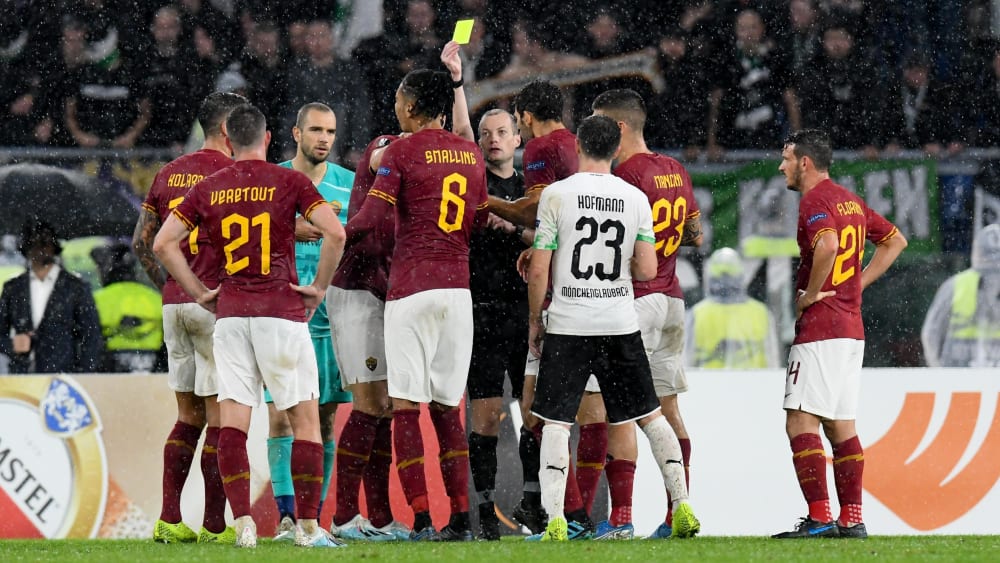 Chris Smalling sieht für sein vermeintliches Handspiel Gelb.