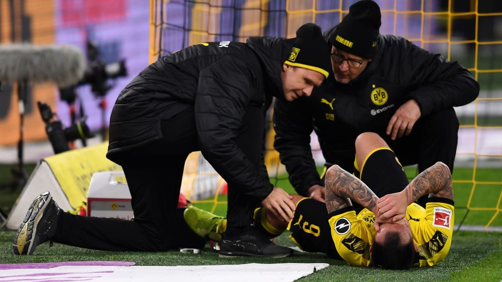 Schmerzhaft: Paco Alcacer wird am Boden liegend behandelt.