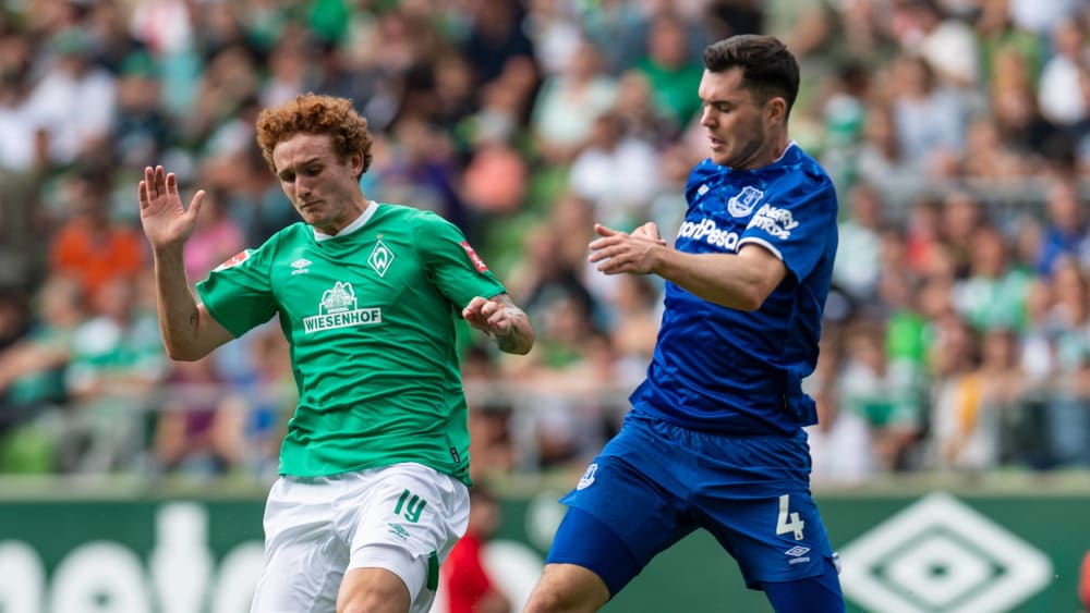 Joshua Sargent (links) gegen Michael Keane