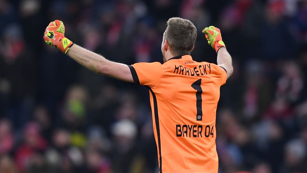 Lukas Hradecky von Bayer Leverkusen schielt auf Platz 1 ...