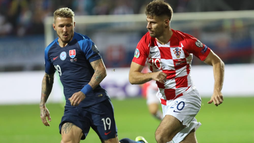 Im Laufduell: Slowakeis Bruno Petkovic (li.) und Kroatiens Juraj Kucka.