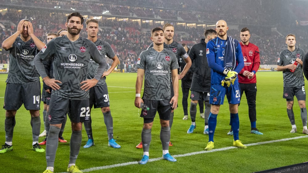 Konsterniert: Die Profis des 1. FC Nürnberg nach der 1:3-Niederlage in Stuttgart.