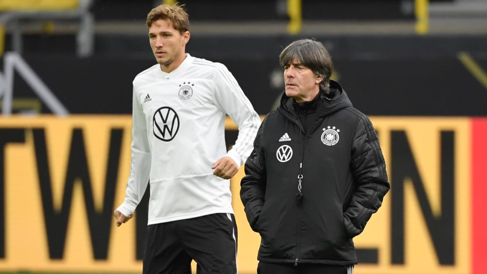 Das Debüt für den DFB muss abermals warten: Niklas Stark und Bundestrainer Joachim Löw.