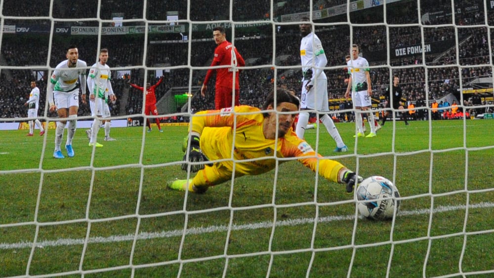 Denkwürdige Rettungsaktion: Gladbachs Keeper Yann Sommer kratzt den Ball von der Linie.