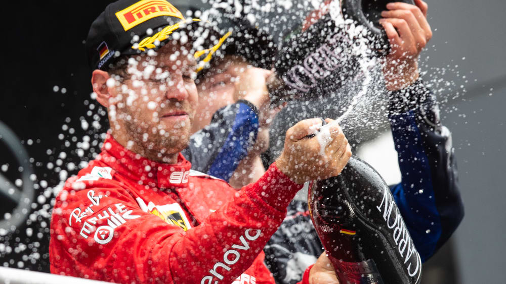 Sebastian Vettel feiert gelöst den zweiten Platz in Hockenheim.