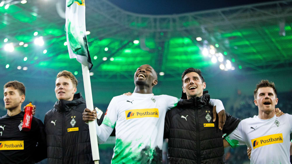 Marcus Thuram feiert mit Lars Stindl