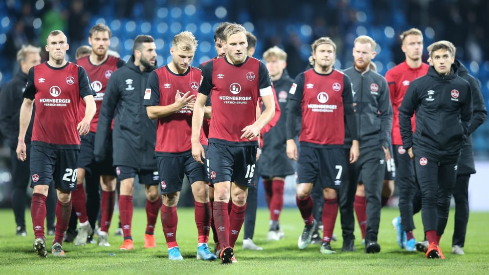 Spieler des 1. FC Nürnberg laufen über den Platz in Bochum.