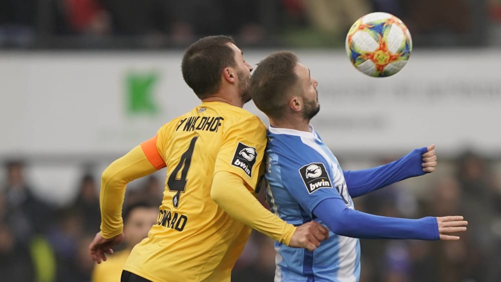 Conrad (Mannheim) stört Kleinsorge (SV Meppen) bei der Ballannahme