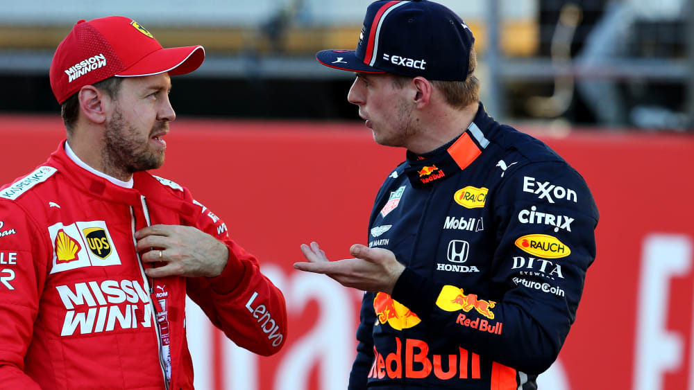 Max Verstappen greift Ferrari mit Sebastian Vettel an.