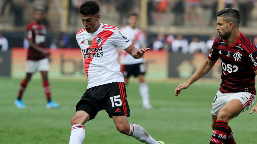 Exequiel Palacios duelliert sich hier mit Flamengos Spieler Diego (ehemals Bremen, Wolfsburg, Juve).