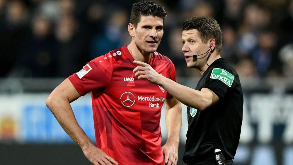 Nicht schon wieder! Auch in Darmstadt schoss Mario Gomez (l., mit Referee Patrick Ittrich) ein Tor, das nicht zählte.