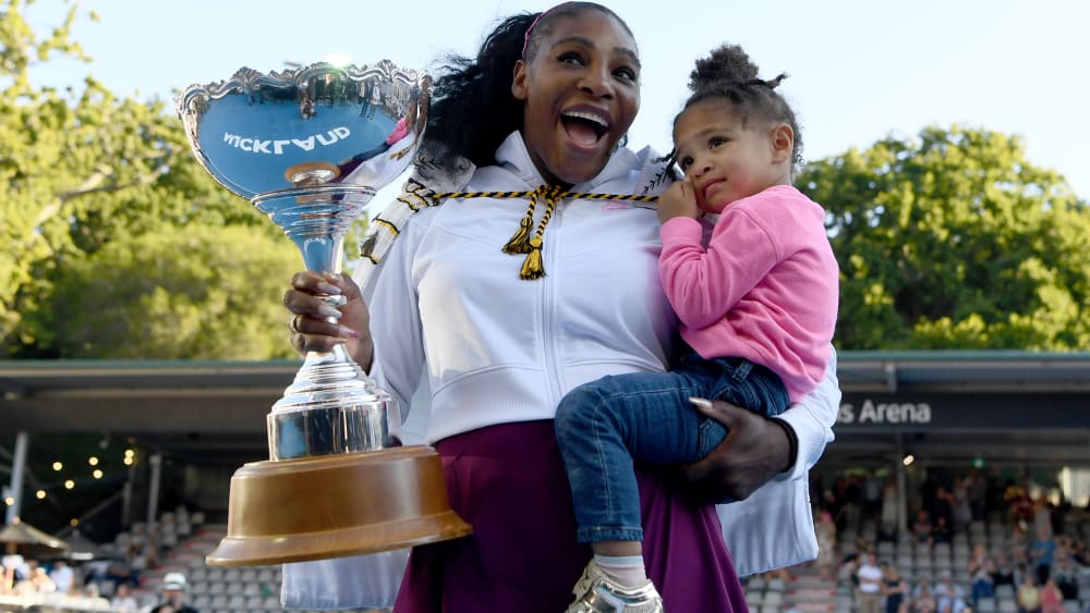 Serena Williams mit ihrer Tochter und dem Pokal der Siegerin in Auckland.