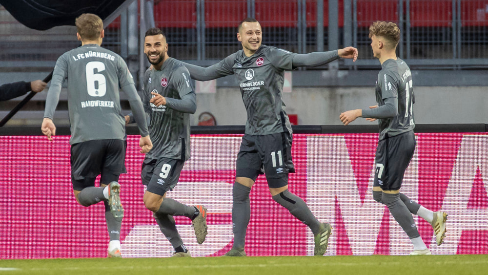 Nürnbergs Angreifer Mikael Ishak (#9) feiert sein 2:1