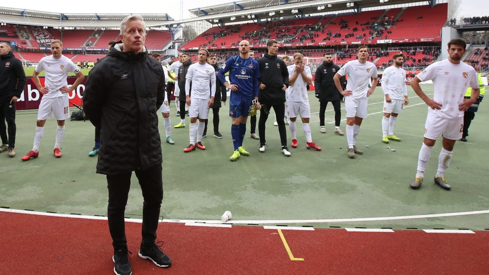 Schwierige Phase nach einem schwachen Spiel: FCN-Trainer Jens Keller mit der Mannschaft vor der Fan-Kurve.