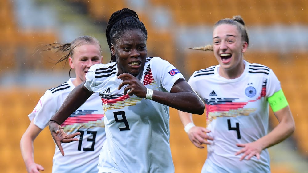 Freudenlauf: Laura Donhauser, Nicole Anyomi und Sophia Kleinherne freuen sich über das zwischenzeitliche 1:0.
