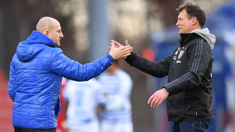 MSV Duisburgs Trainer Torsten Lieberknecht und Unterhachings Coach Claus Schromm klatschen sich nach dem 2:2 ihrer Mannschaften ab.