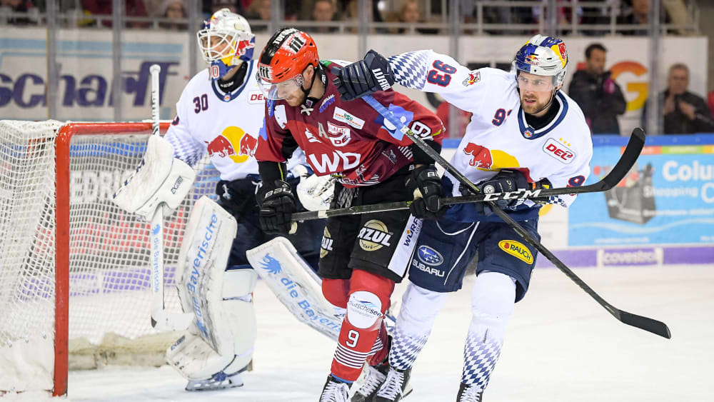 Enges Duell: Jan Urbas (l.) gegen Maximilian Kastner.