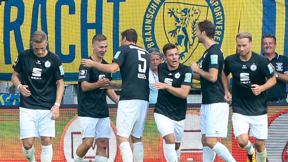 Die Eintracht aus Braunschweig jubelt in Magdeburg.