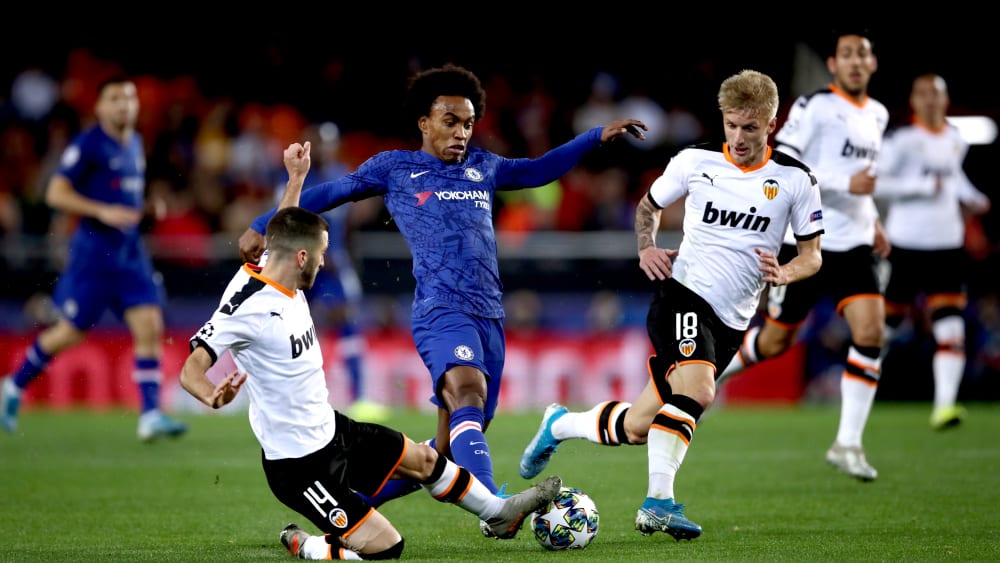 José Gaya grätscht gegen Willian zum Ball.