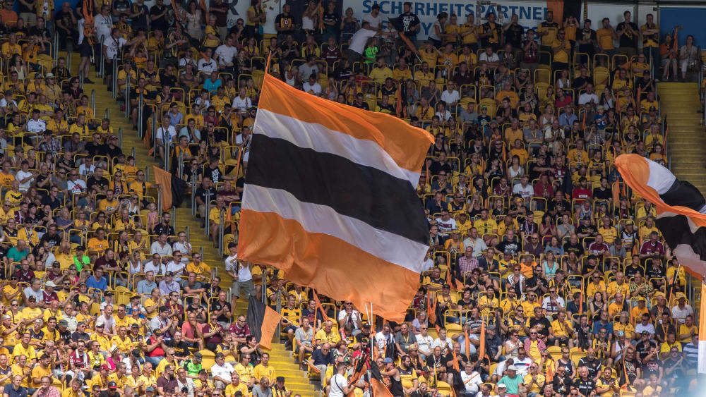 Dynamo-Fans beim Heimspiel gegen Nürnberg