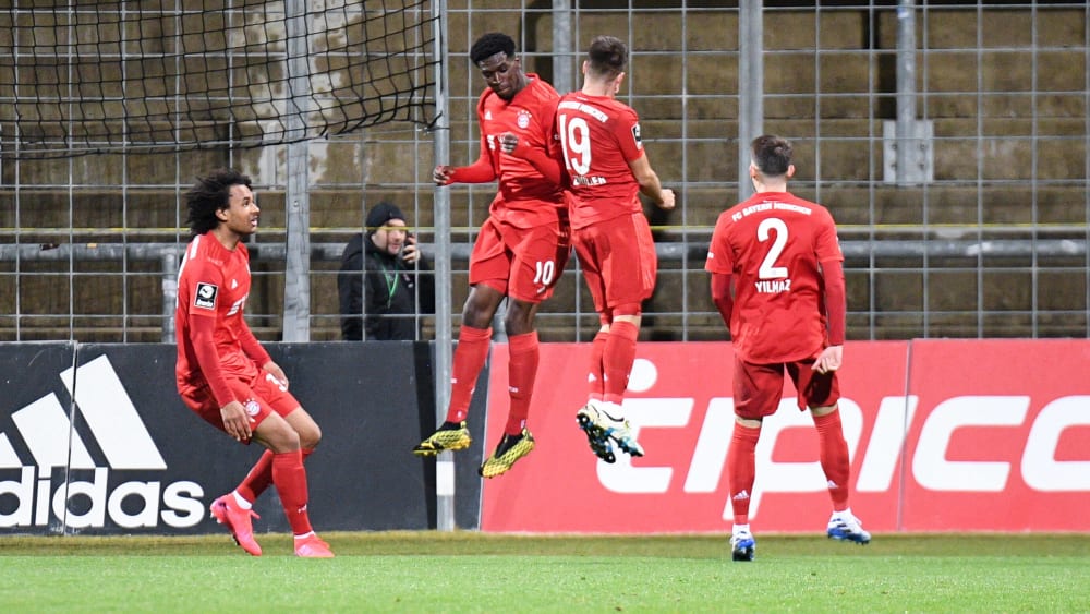 Bayerns Wriedt (2.v. li.) jubelt über sein Tor zum 1:0 gegen Halle.