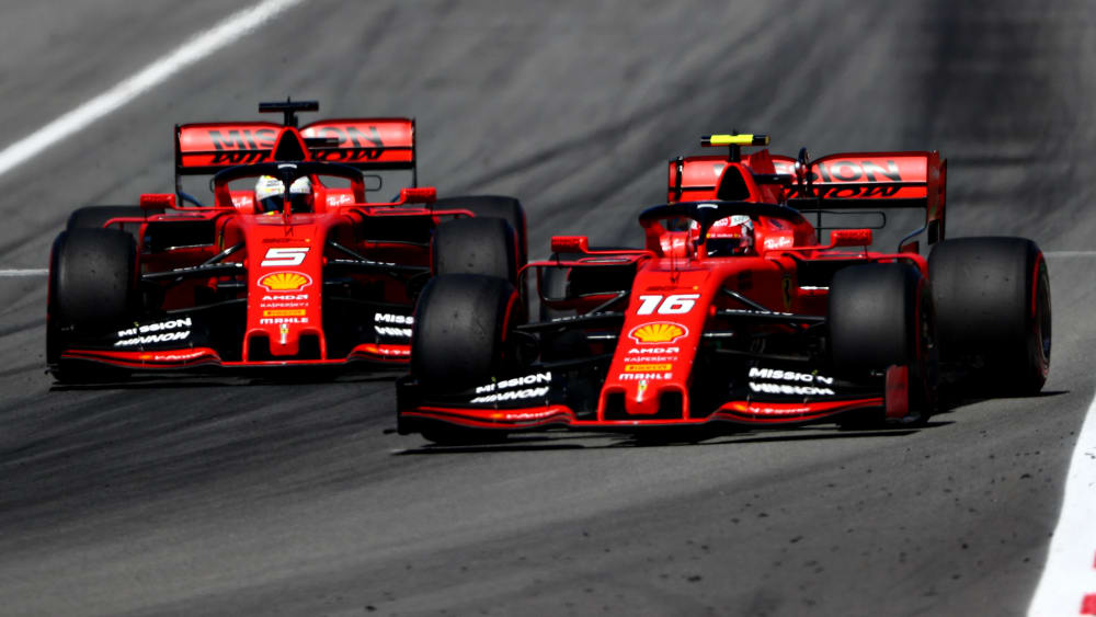 Sebastian Vettel (li.), gegen Mercedes chancenlos, hatte 2019 vor allem mit Teamkollege Charles Leclerc Mühe und Not.