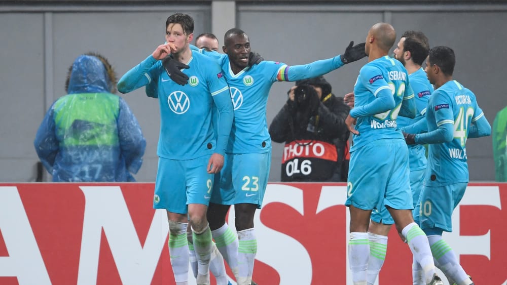 Glücklich: Wout Weghorst (l.), Josuha Guilavogui und weitere Wölfe bejubeln das 1:0.