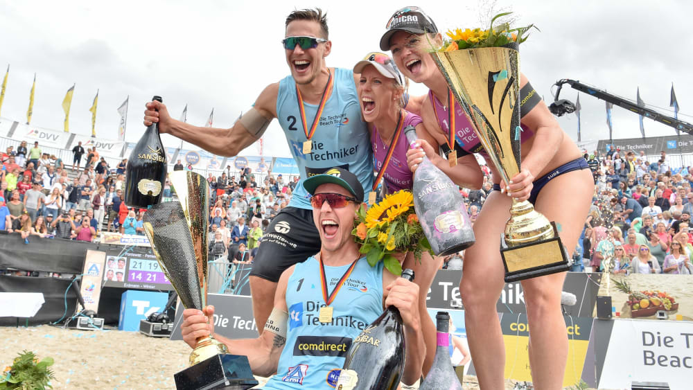 Gewinner: Karla Borger (2) und Julia Sude (1) haben bei den Damen gewonnen, David (2) und Bennet Poniewaz (1) bei den Herren.