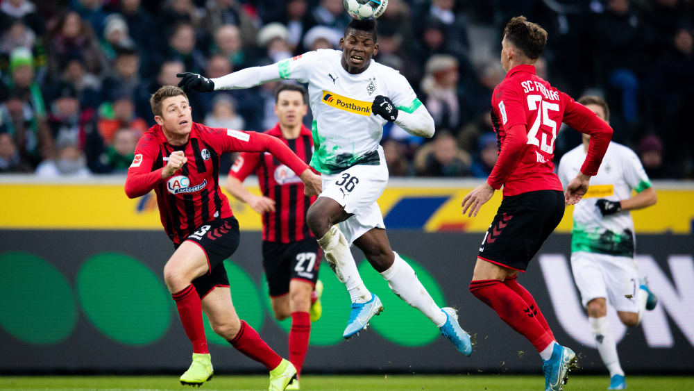 Dominique Heintz (li.) vom SC Freiburg kann Mönchengladbachs Breel Embolo nicht aufhalten.