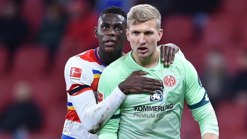 Wurde von Moussa Niakhaté eingefangen: Robin Zentner (r.).