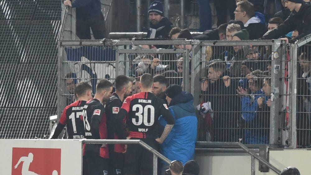 Herthas Spieler suchten nach dem 3:3 in Düsseldorf den Weg in den Gästeblock